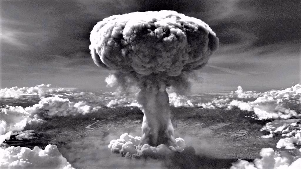 Nhưng khi hai quả bom nguyên tử mà Không quân Mỹ thả xuống hai thành phố Hiroshima và Nagasaki của Nhật Bản, cũng chứng minh đầy đủ rằng, vũ khí hủy diệt hàng loạt, giúp thúc đẩy nhanh kết thúc chiến tranh.