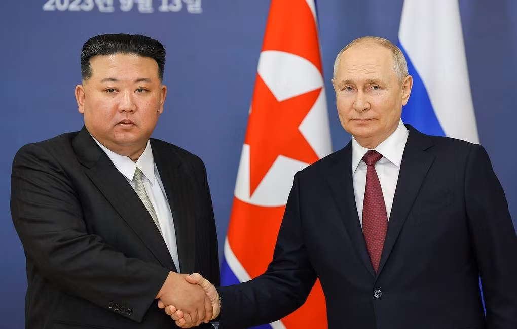 Trên bình diện quốc tế, Nga không bị phương Tây cô lập hoàn toàn, khi hầu hết các nước trên thế giới đều giữ thái độ trung lập. Quan hệ của Nga với các nước ngoài khối phương Tây ngày càng chặt chẽ hơn và sự hợp tác của nước này với nhiều nước châu Á tiếp tục được mở rộng.