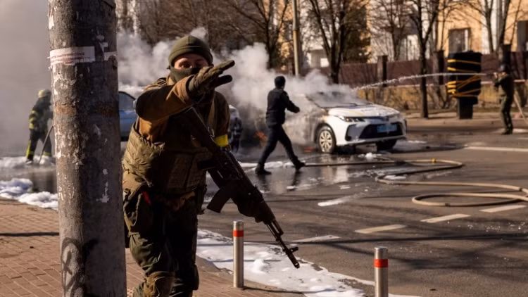 Trong khi đó, thông tin về số lực lượng phòng thủ của Ukraine ở Mariupol rất khác nhau. Theo ông Eduard Basurin, hiện phía Ukraine có tới 4 nghìn quân; nhưng trước đó có thông tin cho rằng, còn khoảng 2-3 nghìn quân. Dù trong trường hợp nào, đây là cũng là số lượng lớn, gây khó khăn cho Quân đội Nga. 