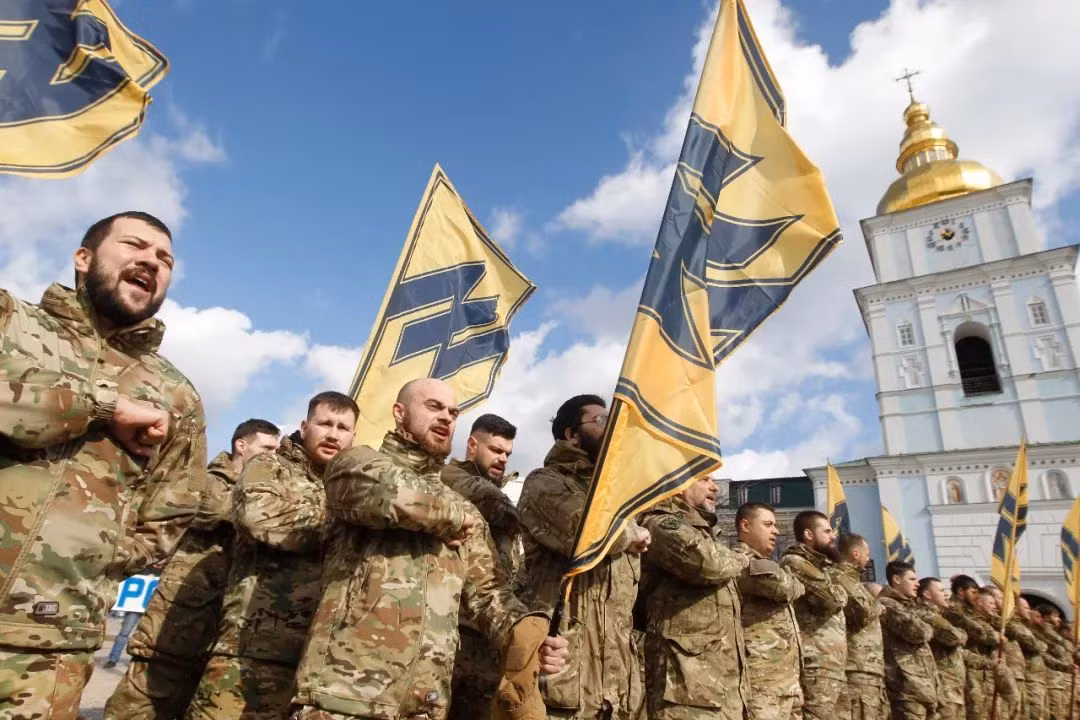 Lực lượng bảo vệ Mariupol gồm có lực lượng “Tiểu đoàn Azov” mang đậm tư tưởng cực hữu. Tiểu đoàn Azov có tên gọi chính thức là “Biệt đội Azov độc lập đặc biệt của Vệ binh Quốc gia Ukraine”. Đơn vị này được chính thức thành lập tại Mariupol vào tháng 5/2014.
