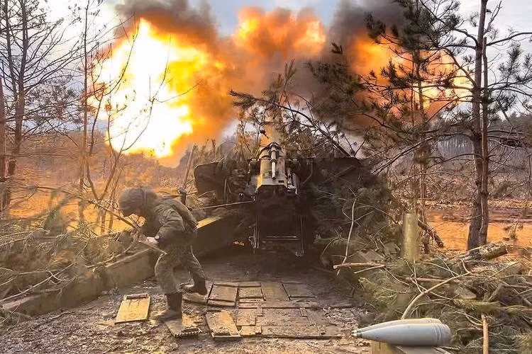 Hiện nay Quân đội Nga chia chiến trường Ukraine thành 5 mặt trận lớn. Ở mặt trận Lugansk, quân đội Nga đã tìm thấy một lực lượng gồm 10 binh sĩ Ukraine và nhận được chỉ thị tấn công. Theo đoạn video, quân đội Nga từ khi nhận lệnh đến khi khai hỏa không mất quá 3 đến 4 phút.