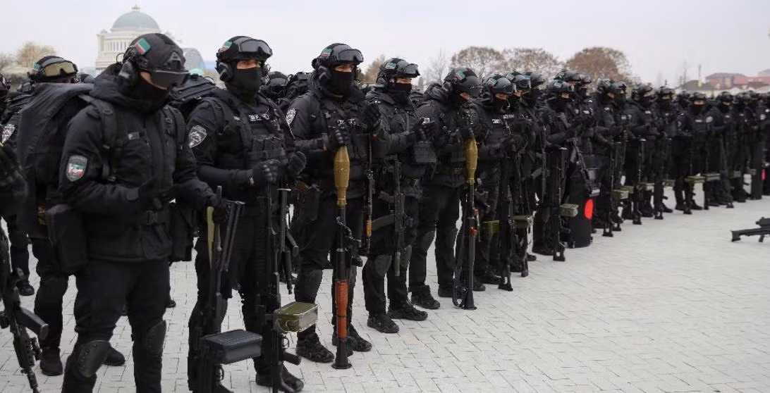 Với nhu cầu quản lý an ninh ở Chechnya, hàng năm Nga phân bổ ngân sách tài chính cho Chechnya nhiều hơn, so với các chủ thể liên bang khác; điều này khiến ngày càng nhiều người Chechnya trung thành với Kadyrov và tham gia lực lượng vũ trang. Hiện lực lượng Vệ binh bảo vệ riêng của Kadyrov, có khoảng 8.000 người.