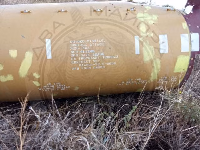 Sau các cuộc tấn công vào sân bay Berdyansk và Lugansk, trong khi bên ngoài vẫn đang đồn đoán quân đội Ukraine sử dụng loại vũ khí nào, thì Nga đã đăng một số bức ảnh về các mảnh đầu đạn lên mạng xã hội, những bức ảnh này xác nhận đây là đầu đạn tên lửa chiến thuật M74 của tên lửa ATACMS. 