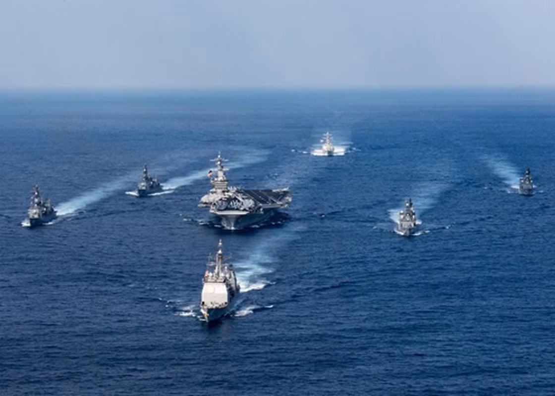 Đội hình tàu sân bay của Mỹ thường kết hợp một tàu tuần dương (mặc dù trọng tải của tàu tuần dương này cũng chỉ gần bằng tàu khu trục), làm tổng chỉ huy của đội tàu khu trục và khinh hạm của toàn đội hình; cũng có thể được coi là “soái hạm” của khối tàu bảo vệ. 