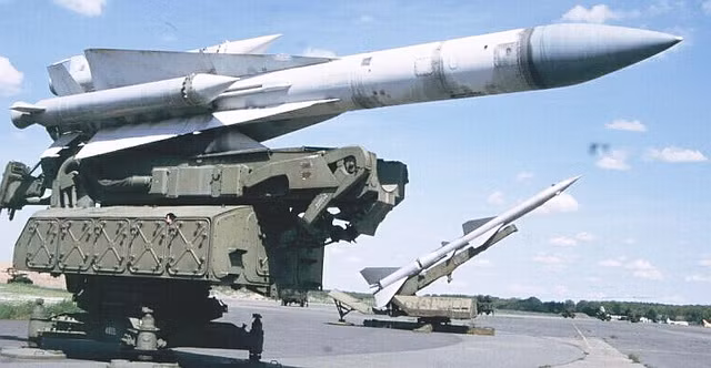 S-200 được thiết kế để có thể bảo vệ các mục tiêu có giá trị cao trước tất cả các loại hình tấn công trên không; đây là hệ thống tên lửa có tính năng cao hơn, tầm bắn xa hơn so với hệ thống phòng không S-75, được sử dụng rộng rãi trong quân đội Liên Xô từ năm 1957.