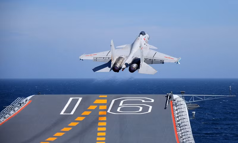 Type 003 không chỉ là tàu sân bay lớn nhất trong số ba tàu sân bay của PLAN, mà còn là tàu sân bay đầu tiên của Trung Quốc được trang bị hệ thống phóng máy phóng, giúp hỗ trợ máy bay chiến đấu, máy bay cảnh báo sớm cánh cố định, có thể cất cánh từ boong tàu với trọng lượng cất cánh lớn hơn.