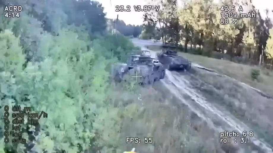 Tại một khu vực khác của quận Sudzhansky, UAV 4 trục hạng nặng "Tsar Vandal of Novgorod" của Nga đã tấn công một đoàn xe bọc thép của Ukraine trong khu vực trang trại Kolmkov, phá hủy ít nhất 2 xe chiến đấu bộ binh. Điều kiện thời tiết thuận lợi giúp UAV của Nga bay tới mục tiêu mà không bị chú ý. (Nguồn ảnh: Topwar, Ukrinform, Forbes).