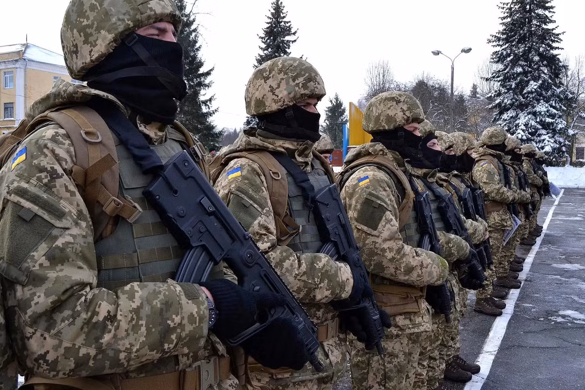 Lợi thế của Quân đội Nga tại đây, đó là vị trí phòng thủ của Quân đội Ukraine trên hướng Nikolayev rất yếu, kém xa so với vị trí Quân đội Ukraine đã xây dựng ở Donbass trong 8 năm. Nếu Quân đội Nga tập hợp quân chủ lực trong một tháng, có thể tiến nhanh đến được Nikolayev.