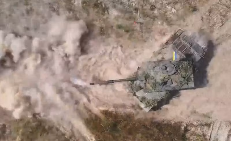 Trước đó, tình báo Anh thông báo về việc Quân đội Ukraine có ý định sử dụng xe tăng Challenger 2 một cách “phi lý” trong cuộc phản công theo hướng Zaporozhye. Nhưng trong bối cảnh này, Quân đội Ukraine không còn lực lượng dự bị, nên mặc dù bị ngăn cản, thì những chiếc Challenger 2 vẫn được tung vào chiến đấu.