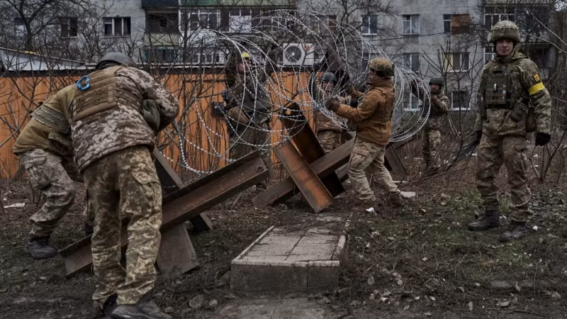 Hiện Quân đội Ukraine còn lại trong thành phố Bakhmut chủ yếu sử dụng công sự trên đường phố và các tòa nhà để ngăn chặn bước tiến quân Nga. Để chống lại pháo binh hạng nặng của Nga bắn thẳng vào các tòa nhà, quân đội Ukraine bắt đầu đào chiến hào và công sự trên trục đường chính. 