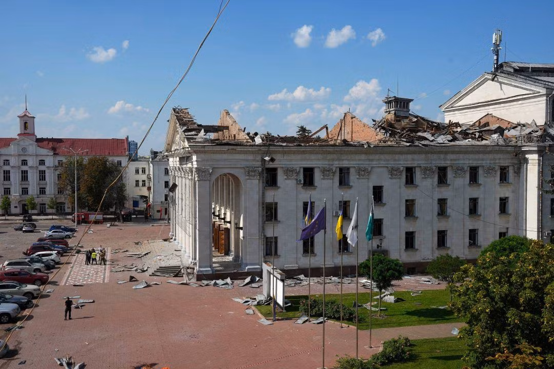 Nhưng cuộc gặp này vẫn bị phía Nga chú ý, và địa điểm gặp gỡ của Ukraine bị phá hủy hoàn toàn bằng tên lửa đạn đạo Iskander, khiến phía Ukraine bức xúc. Vậy ai đã tiết lộ bí mật này và làm thế nào nó tiết lộ nó? Rất khó có câu trả lời minh bạch.