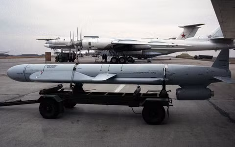 Giáo sư Vadim Kozulin tại Học viện Khoa học Quân sự ở Moscow, viết trên tờ Russia Beyond của Nga: “Hiện nay, lực lượng không quân của Nga đã nhận được tên lửa tầm xa Kh-55 và Kh-101 có tầm bắn tối đa đến 5.000 km, đó là lý do tại sao Nga không nhất thiết cần máy bay ném bom tầm xa nữa”.