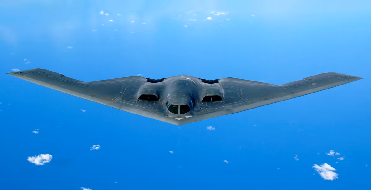 PAK DA sử dụng thiết kế cánh bay, tương tự như máy bay ném bom tàng hình B-2 Spirit và B-21 Raider của Mỹ. Với ít cánh hoặc vây nhô ra và không có góc để phản xạ tín hiệu radar trở lại máy thu của đối phương.