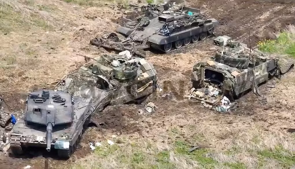Quân đội và dư luận Ukraine từng đặt rất nhiều hy vọng vào xe tăng phương Tây, có đó là thứ vũ khí “thay đổi cuộc chơi”. Tuy nhiên hy vọng bao nhiêu, thì thất vọng lớn bấy nhiêu, khi những chiếc xe tăng phương Tây “nặng nề và to xác” này, tính năng còn kém xa các mẫu xe tăng của Liên Xô trong thực chiến. 