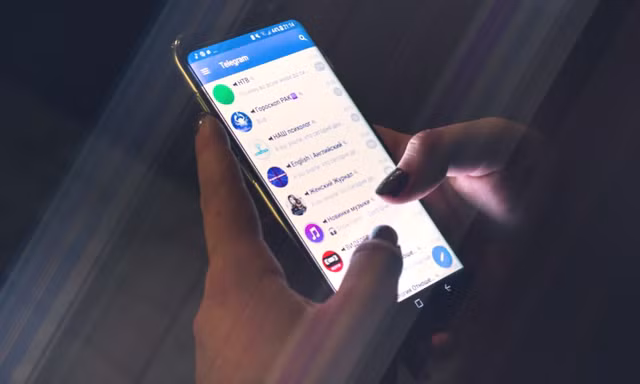 Pháo binh và trinh sát của các đơn vị khác nhau trong quân đội Nga, đã hình thành một “nhóm chat” trên mạng Telegram. Sau đó, thông tin về địch được tải lên và phân phối thông tin chỉ huy và điều khiển hỏa lực trong nhóm; nhờ đó có thể cải thiện hiệu quả chiến đấu và độ chính xác của pháo kích. 