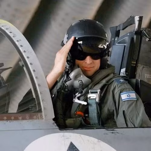 Ngoài Mỹ, Israel cũng là quốc gia đầu tư mạnh cho công nghệ này với việc phát triển mũ phi công DASH. Hãng Elbit nhờ việc tiếp cận với công nghệ trên JHMCS đã “nội địa hóa” chúng trên DASH với nhiều tính năng phù hợp hơn cho phi công Israel.