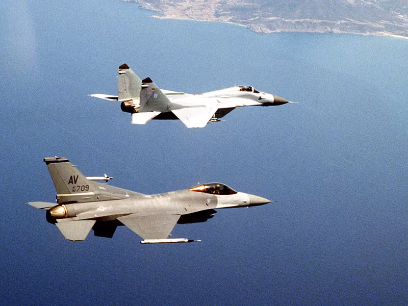 Trong các cuộc tập trận giữa Đức và Mỹ, tiêm kích MiG-29 với trang bị HMD đã tỏ ra vượt trội hơn hẳn trong không chiến tầm ngắn với các máy bay F-16. Từ ưu thế này, trang bị HMD và thiết bị tìm kiếm quang-hồng ngoại đã trở thành trang bị không thể thiếu trên các chiến đấu cơ Nga.