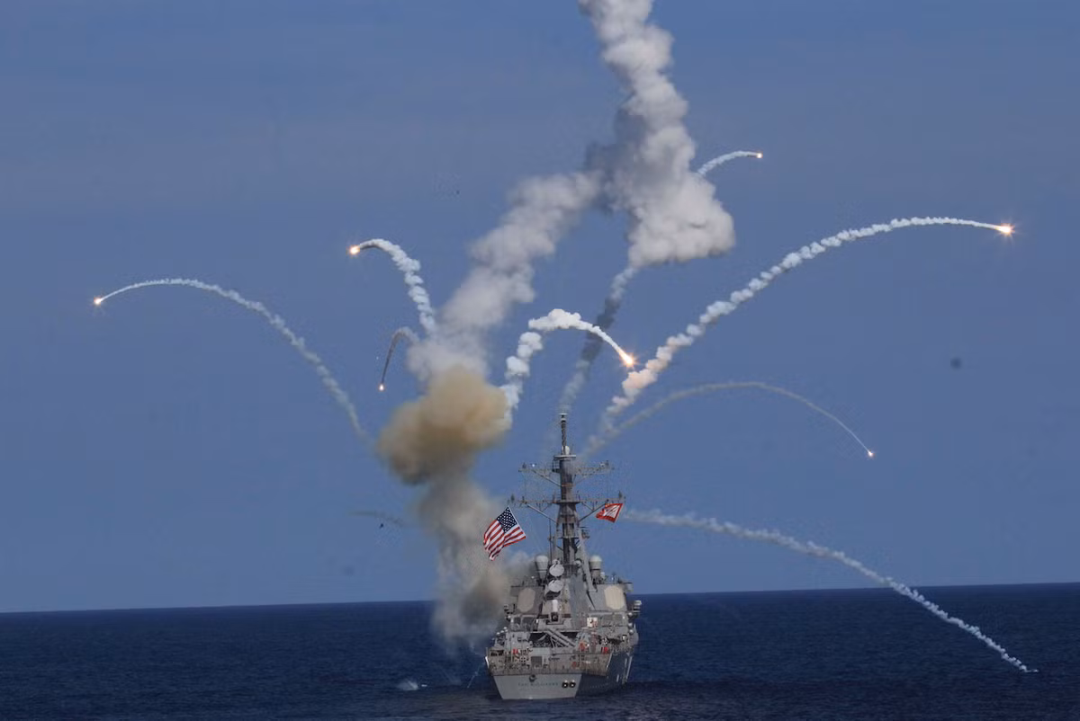 Theo truyền thông Nga, các tàu khu trục tên lửa USS The Sullivans, USS Gonzalez, USS Donald Cook và USS Mitscher hiện đã tiến về phía biên giới Nga. Theo thông tin sơ bộ, cả 4 tàu khu trục tên lửa của Mỹ đều đang hướng đến Biển Địa Trung Hải.