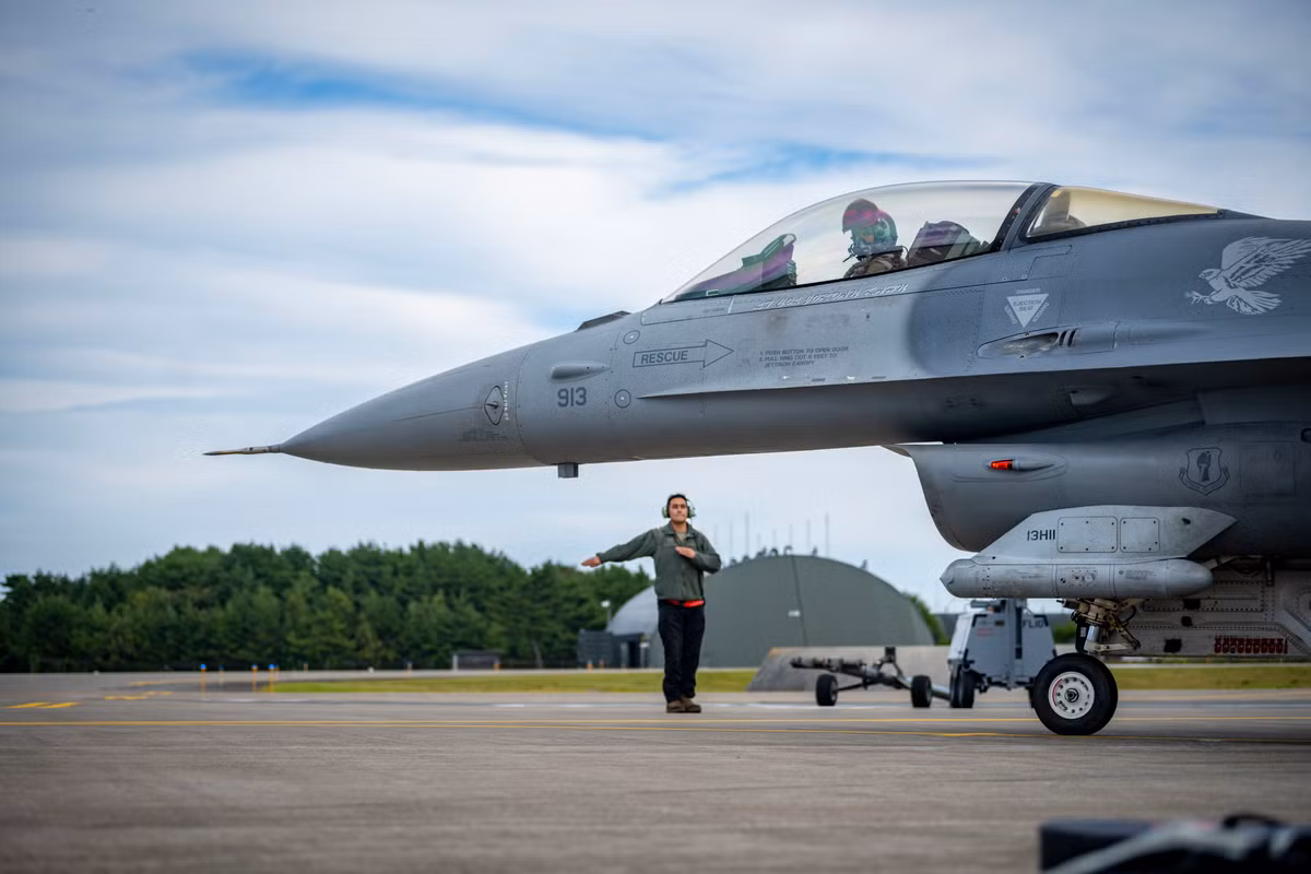 Ngoài chiến đấu cơ F-16, căn cứ Misawa còn hỗ trợ nhiều loại máy bay khác, bao gồm máy bay cảnh báo và kiểm soát trên không E-3 Sentry AWACS, cung cấp khả năng giám sát và chỉ huy quan trọng cho các hoạt động không quân trong khu vực. 