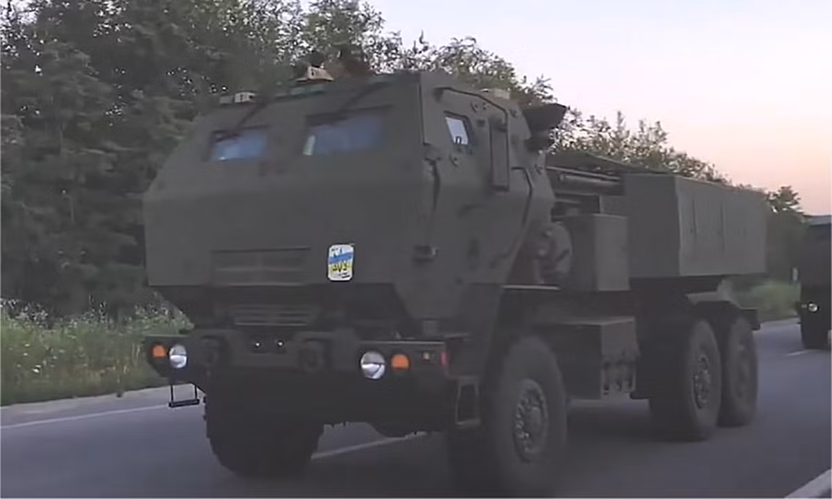 Trước đó ít lâu, Mỹ đã thông báo có kế hoạch cung cấp cho Ukraine 50-60 bệ phóng tên lửa M142 HIMARS và pháo phản lực phóng loạt (MLRS) M270 (cả hai đều có thể dùng chung đạn của nhau). Nhưng hiện nay, việc cung cấp số vũ khí này đã bị chậm lại, ít nhất là đến cuối tháng.