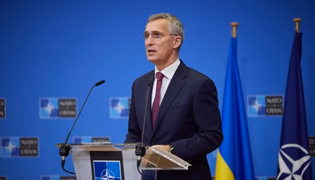 Tình hình chiến sự ở Miền Đông Ukraine đang diễn biến ác liệt; còi báo động của cuộc không kích đang vang lên ở Lviv, người dân đang được sơ tán đến các nơi trú ẩn. Tổng thư ký NATO Jens Stoltenberg đã kêu gọi Nga ngừng hành động quân sự đối với Ukraine ngay lập tức và tái khẳng định sự ủng hộ mạnh mẽ đối với Ukraine.