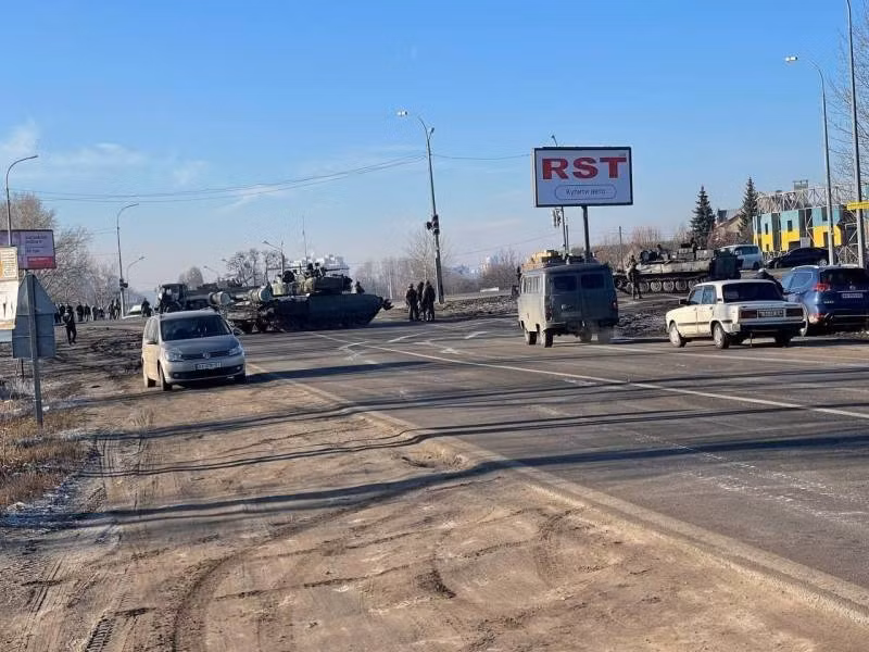 Hình ảnh quân đội Nga tại lối vào Kharkov xuất hiện trên mạng xã hội; trong đó có nhiều xe tăng T-72B3. Hiện trên mạng xã hội có rất nhiều video có quân đội Nga ở gần Kharkov. Trước đó người ta đã đưa tin về cuộc đổ bộ ở ngoại ô thành phố.