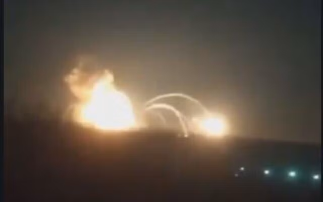 Theo thông tin, pháo binh chiến dịch và pháo phản lực phóng loạt (MLRS) tầm xa, được Quân đội Nga sử dụng với tần suất lớn dọc toàn bộ chiến tuyến. Theo thông tin đầu tiên, Quân đội Ukraine tại Miền Đông chịu tổn thất lớn.