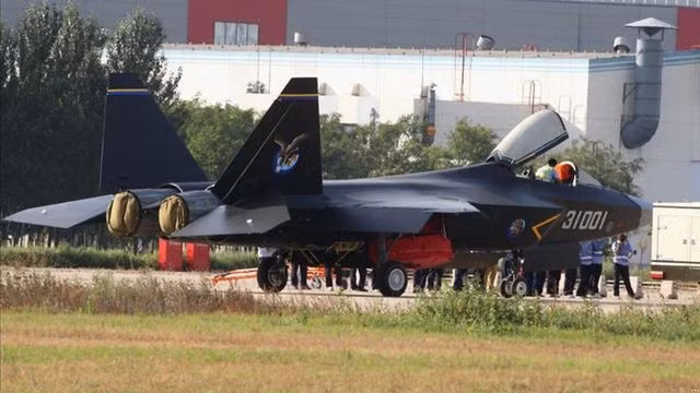 Tuy nhiên, thành công của J-35 phụ thuộc vào nhiều thứ hơn là lợi thế về mặt kỹ thuật và kinh tế. Thị trường máy bay chiến đấu toàn cầu liên quan nhiều đến chính trị cũng như hiệu suất. F-35 được hưởng lợi từ vị trí trung tâm của một hệ sinh thái quốc tế rộng lớn, được hỗ trợ bởi liên minh các quốc gia có cùng chí hướng, cam kết về khả năng tương tác và phòng thủ tập thể.