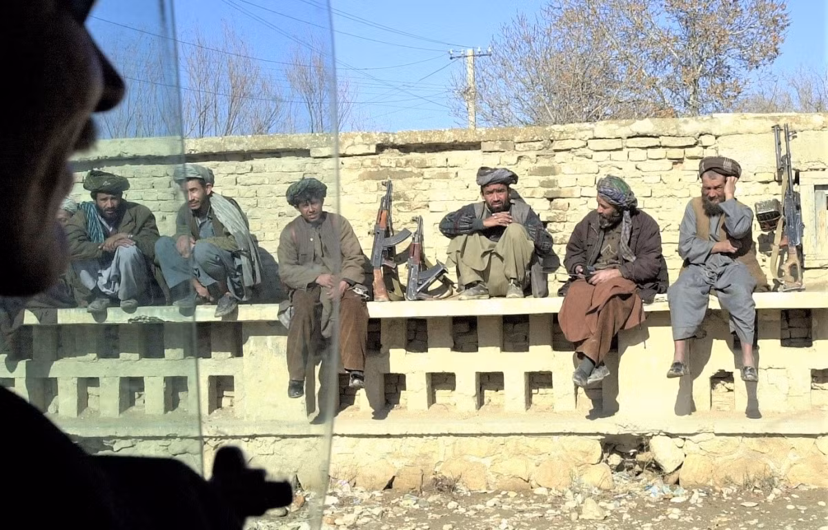 Tuy nhiên, trong cuộc chiến ở Afghanistan, Liên Xô gần như không có sự hỗ trợ của bất kỳ quốc gia nào, và trong nước vẫn còn nhiều vấn đề nan giải. Mặc dù nhìn bề ngoài đối thủ của Liên Xô là Afghanistan, nhưng trên thực tế, Afghanistan đã nhận được sự đồng tình chung từ cộng đồng quốc tế, và Mỹ cũng đã giúp đỡ rất nhiều.
