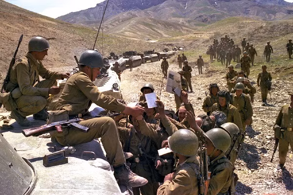 Tuy nhiên, khi Liên Xô đưa quân vào Afghanistan, lúc này Liên Xô không trên “danh chính ngôn thuận”; và chính trong nội bộ Liên Xô cũng không thống nhất và nhiều người phản đối việc gửi quân can thiệp vào công việc nội bộ của Afghanistan. 