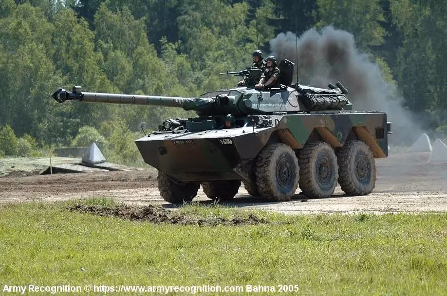 Theo Forbes, xe tăng bánh lốp hạng nhẹ AMX-10 RC của Pháp, đã được nâng cấp theo yêu cầu của Ukraine. Ví dụ, người Ukraine muốn những phương tiện chiến đấu này có khả năng quan sát, tốc độ và tầm chiến đấu tốt hơn cho pháo 105 mm của xe. Ảnh: Armyrecognition. 