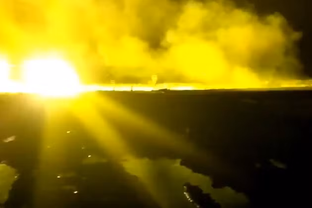 Sau những đợt pháo kích mãnh liệt vào đường giới tuyến phía tây Donetsk vào đêm hôm trước, Quân đội Ukraine đã tập trung lực lượng, phá vỡ một số tuyến phòng thủ của lực lượng dân quân ly khai và bắt đầu tiến vào vùng ngoại ô của Donetsk.
