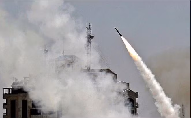 Trong cuộc xung đột Palestine-Israel năm 2021, Hamas đã bắn 4.400 quả rocket trong vòng 11 ngày, với số lượng trung bình hàng ngày là khoảng 400 quả. Hệ thống Vòm sắt của Israel đã có thể đối phó “tương đối bình tĩnh”. 