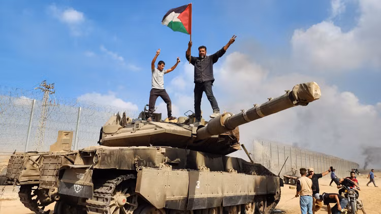 Sau màn “hỏa lực chuẩn bị”, lực lượng biệt kích của Hamas thực hiện “mở cửa”, đột kích vào một số căn cứ quân sự của Israel, khiến danh tiếng của Mossad của Israel, vốn được mệnh danh là “bốn cơ quan tình báo lớn của thế giới” sụt giảm mạnh. Cộng với đó là hệ thống đánh chặn Vòm sắt lần này đã bị tê liệt, khiến các chuyên gia quân sự tin rằng, "Hamas đã tìm ra kẽ hở trong hệ thống phòng thủ của Israel".