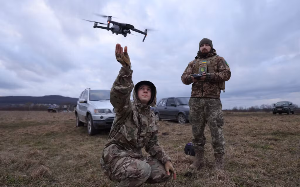 Lỗ hổng rõ ràng nhất của UAV 4 trục bay ngang là khả năng chống nhiễu điện tử yếu, do phần lớn chúng là UAV dùng cho dân sự; nên về mặt lý thuyết, có thể chống lại hiệu quả bằng các hệ thống gây nhiễu điện tử gắn trên xe.