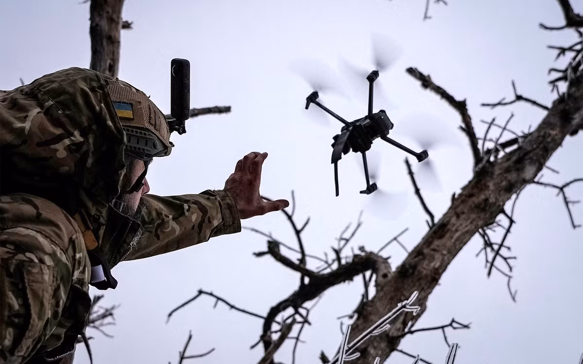 So với các loại UAV khác như UAV giám sát và chiến đấu, UAV 4 trục có giá thành thấp vì không yêu cầu nhiều cơ sở vật chất phụ trợ. Quá trình biến một chiếc UAV 4 trục dân sự cỡ nhỏ thành một UAV FPV cũng không phức tạp, cho phép nó được sản xuất hàng loạt và đưa vào chiến trường. 