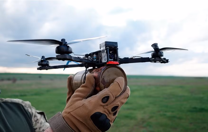 Đánh giá từ hiệu suất chiến trường Ukraine, UAV cảm tử này có thể mang nhiều loại đạn như đầu đạn chống tăng RPG hoặc khối nổ, đạn súng phóng lựu hoặc đạn súng cối… đã trở thành vũ khí nguy hiểm của xe tăng, xe bọc thép và binh lính trên chiến trường.