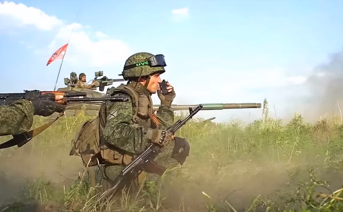 Mặc dù phía Ukraine tuyên bố đã “chọc thủng” tuyến phòng thủ của quân đội Nga, nhưng quân đội Ukraine đã sớm gặp phải đòn tấn công hỏa lực phản công dữ dội. Phương tiện tấn công của lục quân Nga có lực lượng mặt đất, không quân và cả vũ khí tấn công tầm xa trên biển.