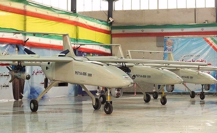 Về công nghiệp chế tạo UAV, Iran đã có chiến lược sử dụng UAV từ lâu và khởi đầu là dùng chính những chiếc UAV thu giữ được của Mỹ, để nghiên cứu công nghệ và chế tạo ra những phiên bản UAV của riêng mình.