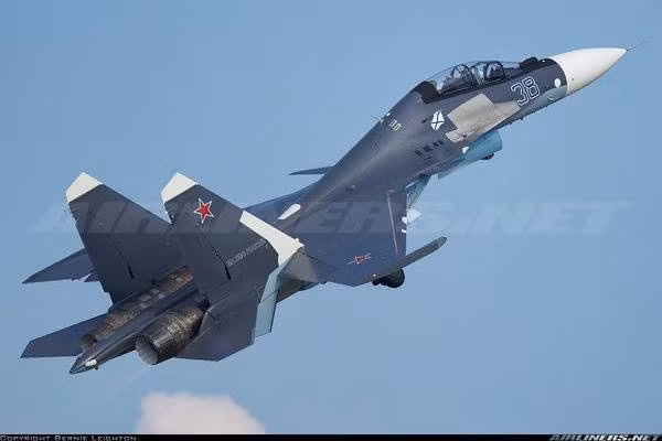 Các thiết bị điện tử trên máy bay Su-30SM của Nga (trong đó Khibiny là một thành tố), có thể tiến hành trao đổi thông tin liên tục, đồng thời truyền các thông số môi trường tác chiến điện tử liên quan đến 2 phi công trên tiêm kích, hỗ trợ điều hướng đánh giá và phán đoán môi trường điện từ của chiến trường. 