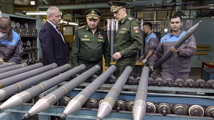 Có thể nói, Ukraine đã thất bại trong việc thiết lập nền sản xuất quốc phòng thời chiến, thực tế là ngành công nghiệp quốc phòng Ukraine đã bị phá hủy và không có năng lực cung cấp nào cả. Nhưng ngược lại, Nga đã kích hoạt ngành công nghiệp quốc phòng của họ, cho phép Nga về cơ bản đáp ứng nhu cầu vũ khí trên chiến trường.