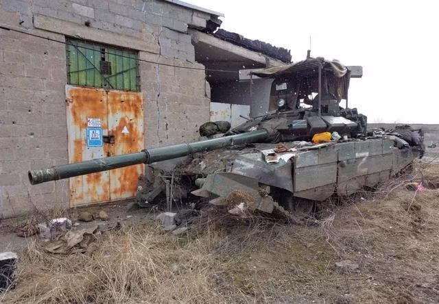 Khi xe tăng T-72B3 bị trúng đạn, lực giật do lớp giáp phản ứng nổ bị kích nổ tạo ra, cũng sẽ gây sốc và rung lắc dữ dội cho kíp xe bên trong. Sau khi tấm giáp bị tấn công, sẽ tạo thành lực tác động ngược, gây rung lắc, chấn động cho người ngồi trong xe; thậm chí gây đau đớn, bầm tím, gãy xương các bộ phận trên cơ thể. 