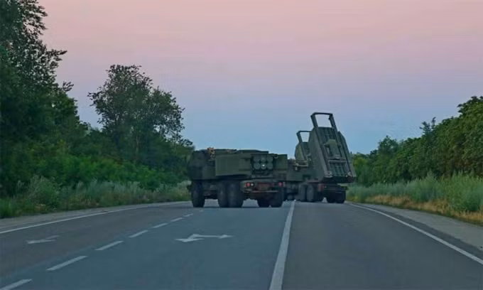 Quân đội Ukraine cho biết, họ đã huy động một lượng lớn pháo hạng nặng (bao gồm lựu pháo M777 và pháo tự hành) tới hữu ngạn sông Dnepr, cũng như tới 9 tổ hợp tên lửa M-142 HIMARS để tấn công các mục tiêu bên bờ phải của quân Nga.