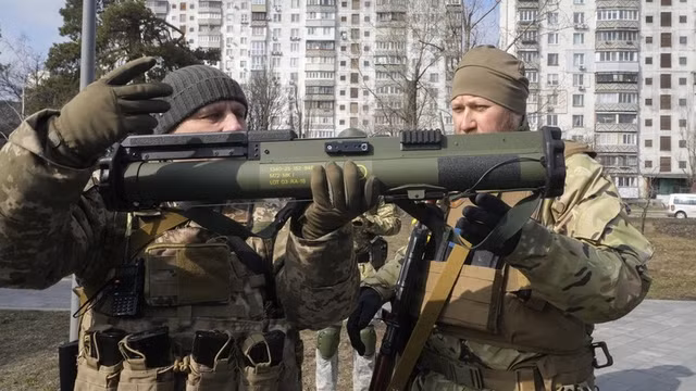 Trước đó, phía Ukraine đã từng tuyên bố về kế hoạch huy động hơn 1 triệu người tham gia lực lượng vũ trang; trong đó khoảng 700.000 binh sĩ tham gia quân đội, hơn 90.000 Vệ binh quốc gia, hơn 100.000 cảnh sát quốc gia và hơn 60.000 lính biên phòng. Giờ đây, một đợt nhập ngũ mới lại tiếp tục bắt đầu. 