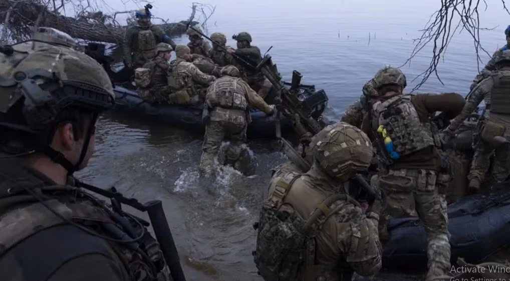 Đây là lần đầu tiên Quân đội Ukraine mắc sai lầm lớn trong chiến lược tấn công và công tác chuẩn bị chiến đấu, kết quả thật thảm hại khi 18.000 quân dựa vào hỏa lực pháo binh và chiến thuật vượt sông bằng thuyền máy nhỏ, đỏ bộ lên các bãi bồi ven sông và chỉ chiếm được một ngôi làng nhỏ Krynki ở ven sông.