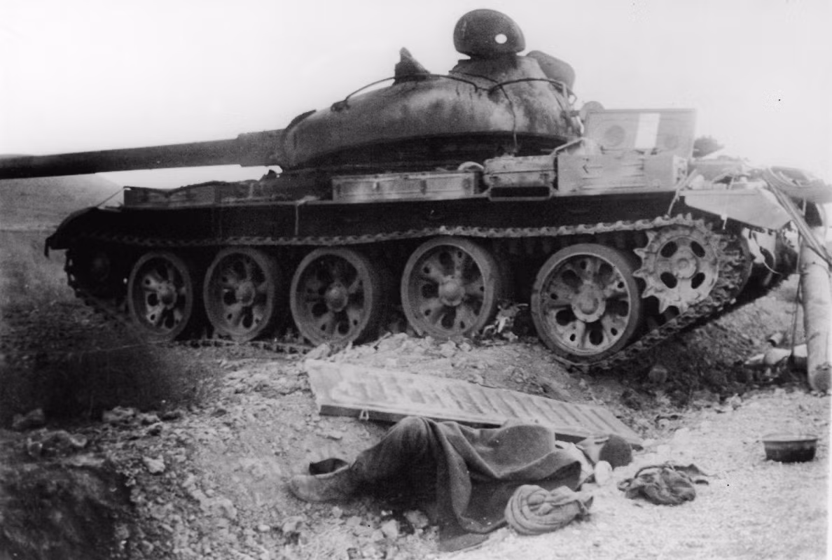 Liên Xô đã đưa xe tăng T-54 và T-62 vào niêm cất từ những năm cuối thập niên 1970, sau khi sản xuất đủ số lượng xe tăng T-64 và T-80 và T-72. Những chiếc xe tăng T-64B và T-80B mà Ukraine được thừa kế, là lô xe tăng của Quân đội Liên Xô đóng tại Đức, đã được dùng để huấn luyện chiến đấu quá nhiều, nên hao mòn và tuổi thọ máy móc sắp hết.