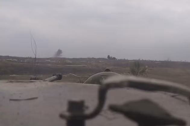 Người dân Donetsk cho biết, tại nơi mà nhóm trinh sát Ukraine đang bị bao vây, vũ khí hỏa lực cỡ lớn được sử dụng, đã nghe thấy nhiều tiếng nổ lớn; điều này cho thấy thực tế có ít nhất một trong các bên sử dụng cả súng phóng lựu.