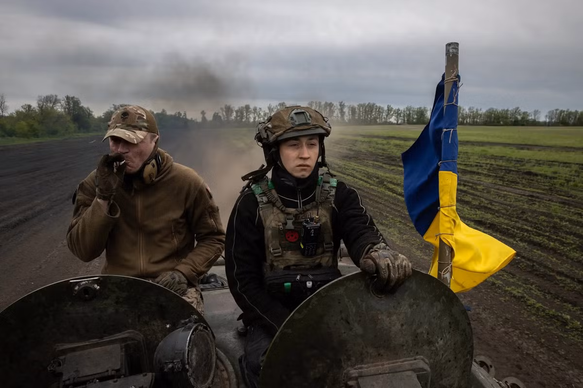 Đánh giá từ việc triển khai của phía Ukraine trên hướng Kamenskoie, Bộ Tổng tham mưu Quân đội Ukraine tập trung Quân đoàn 10 của họ ở đây, gồm Lữ đoàn bộ binh cơ giới 117 và 118 đảm nhiệm thê đội 1, phía sau họ là Lữ đoàn bộ binh cơ giới 116 làm thê đội 2.