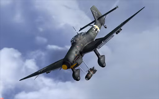 Cường kích Ju 87 có thể mang tới hai tấn bom. Độ chính xác của Ju 87 khi thực hành ném bom bổ nhào rất cao (sai số +/-15 mét). Với mức chính xác cao như vậy, giúp nó gần như đảm bảo tiêu diệt được xe tăng và các loại xe bọc thép cũng như các loại công sự, cầu cống của đối phương.