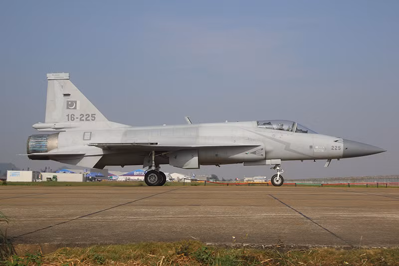 Đại sứ Anh tại Pakistan đã không trả lời Defense News về phản ứng của Anh với việc Pakistan bán máy bay JF-17 cho Argentina; nhưng chuyên gia Douglas Barrie, của Viện Nghiên cứu Chiến lược Quốc tế, có trụ sở tại London, nghi ngờ Anh đang theo dõi chặt chẽ nỗ lực mua sắm này. 